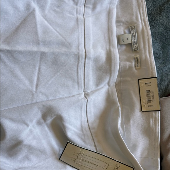 Dana Buchman -  Super Stretch Capri pants White Medium NWT  Embroidered Cuffs - Picture 5 of 6